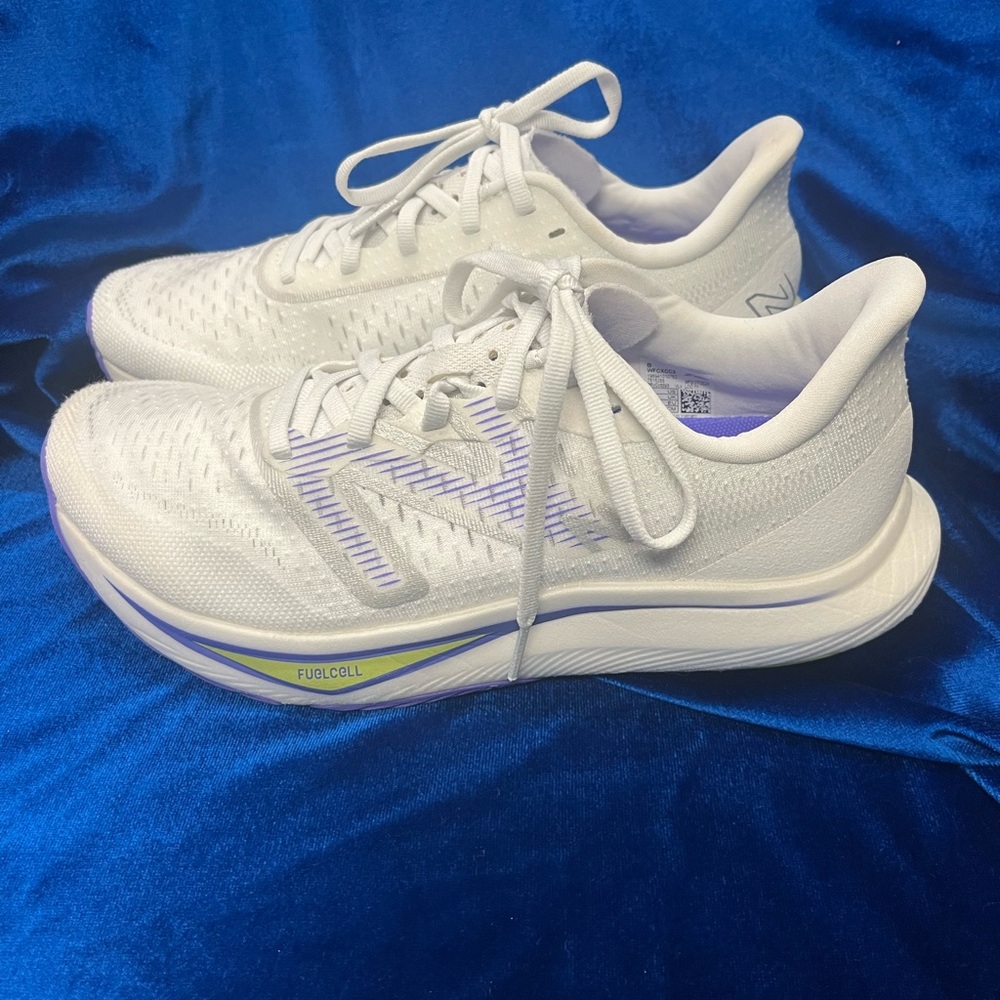 Women’s New Balance Fuel Cell sneakers - Picture 3 of 6